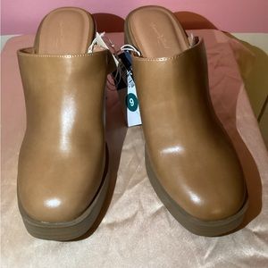 NEW Universal Thread Tan Clogs
